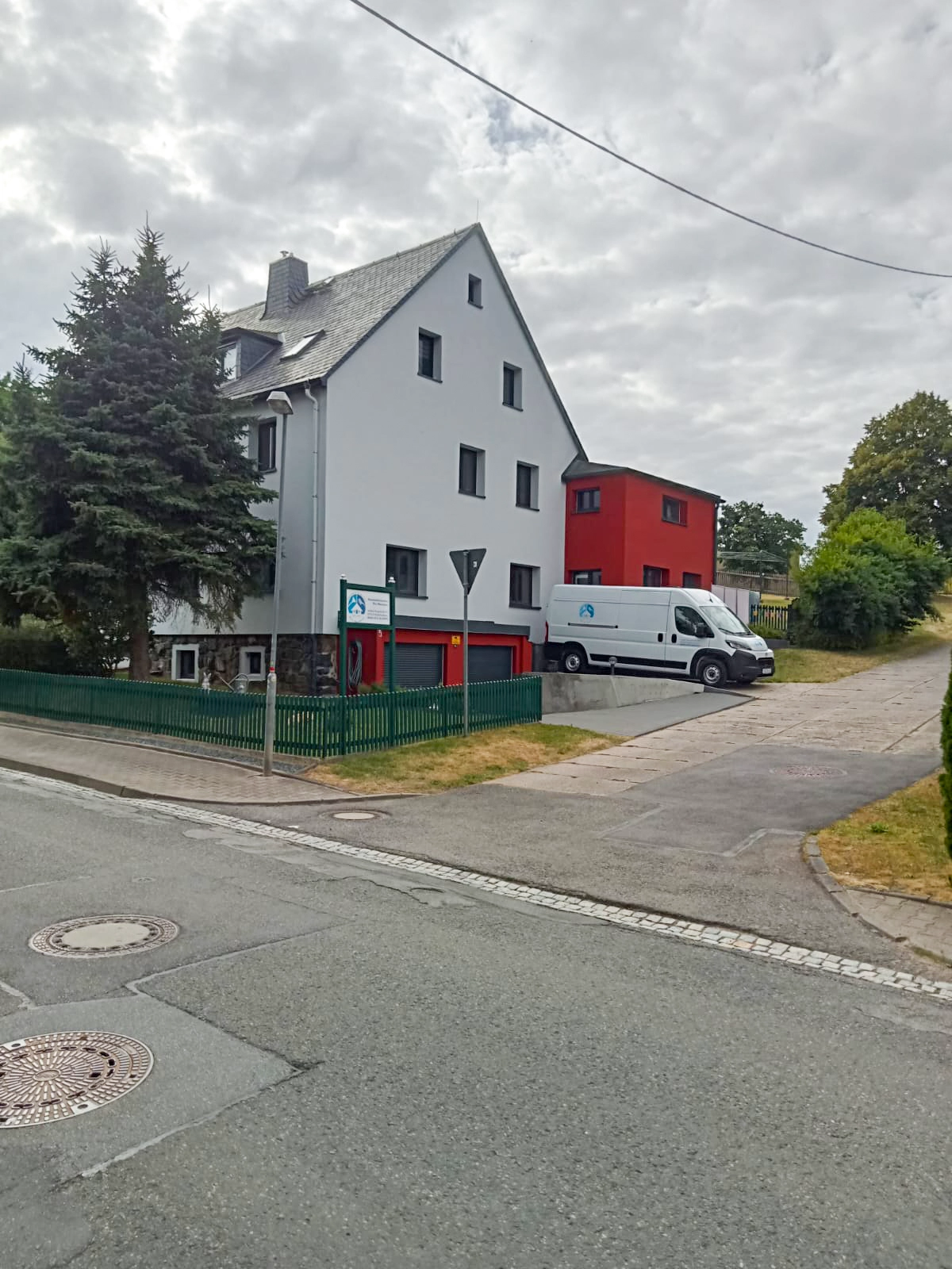 Einfamilienhaus mit Firmen-Transporter von Hausmeisterservice Rico Naumann